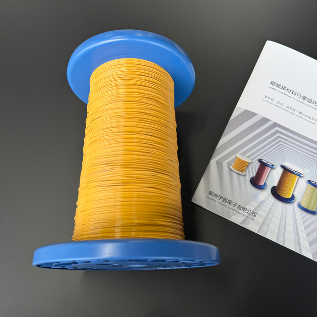 信頼性の高い電気接続を実現する黄色のポリエステル三重絶縁ワイヤ